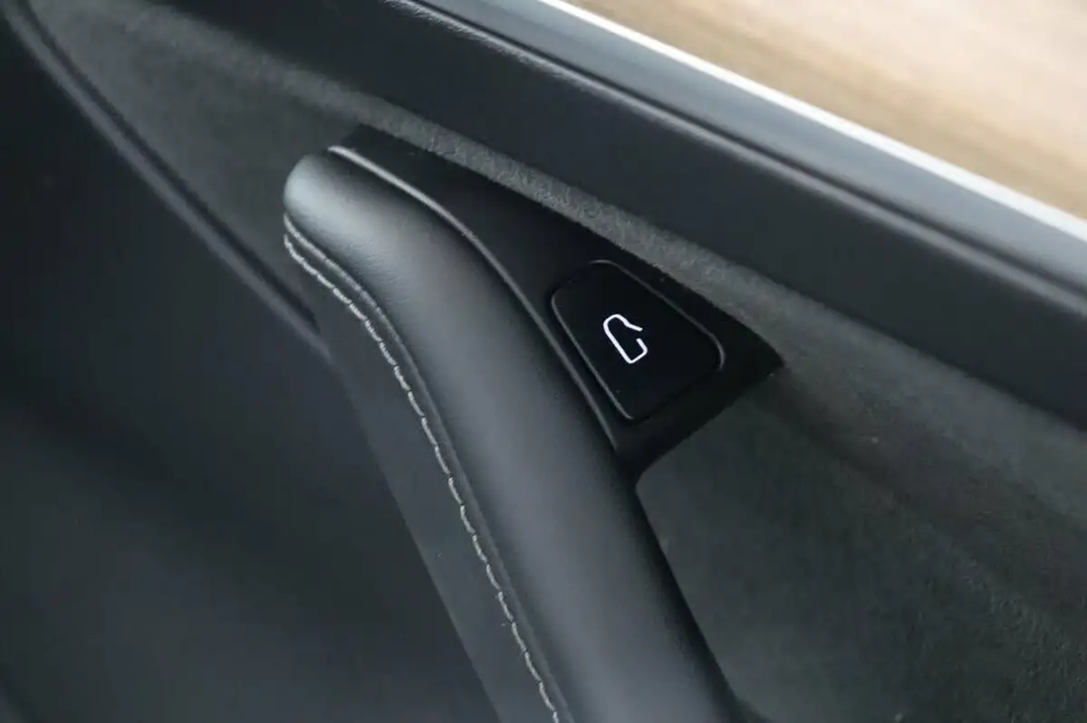 2022-tesla-model-3-e-rwd-big-21