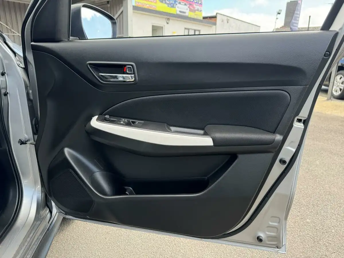 2019-suzuki-swift-12-dualjet-attitude-big-38