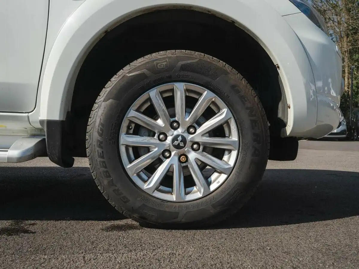 2019-mitsubishi-l200-24di-d-barbarian-eu6b-auto-big-32