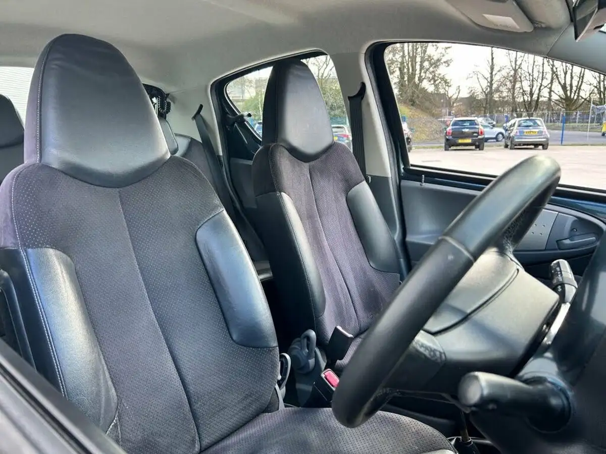 2011-toyota-aygo-10-aygo-ice-5d-big-15