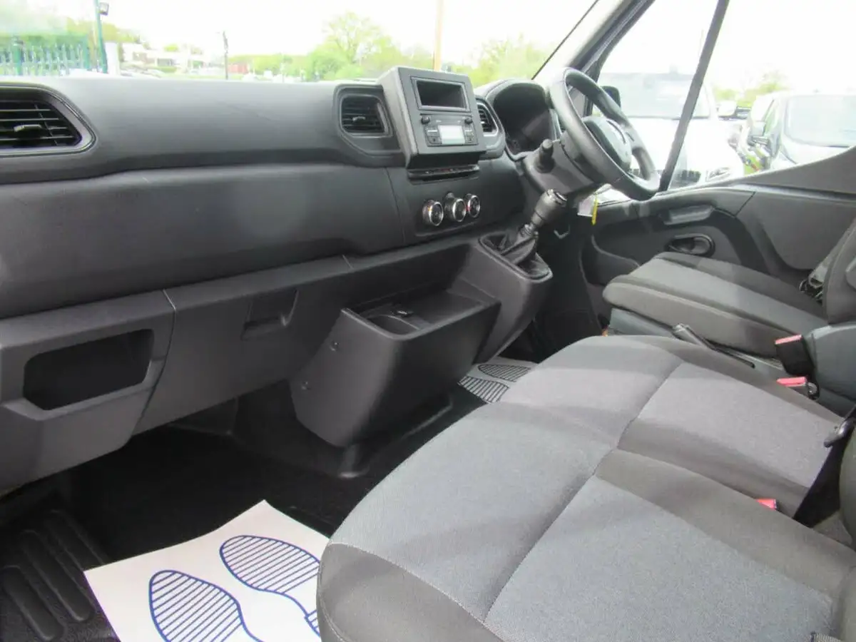 2022-renault-master-23dci-lm35-135-business-panel-big-3