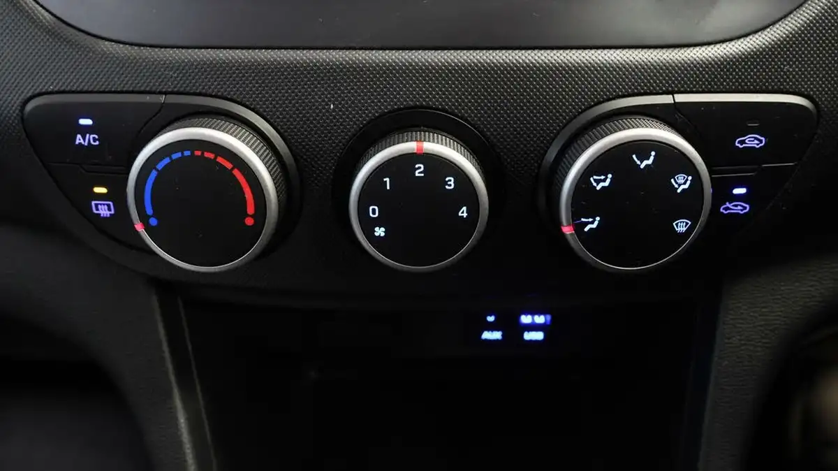 2019-hyundai-i10-10-play-big-11