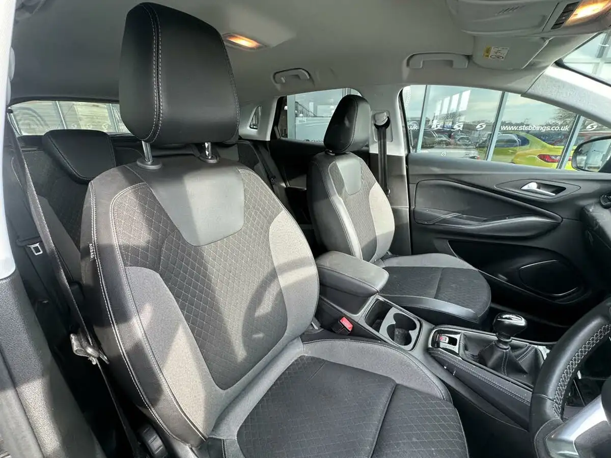 2021-vauxhall-grandland-x-12-sri-nav-big-3