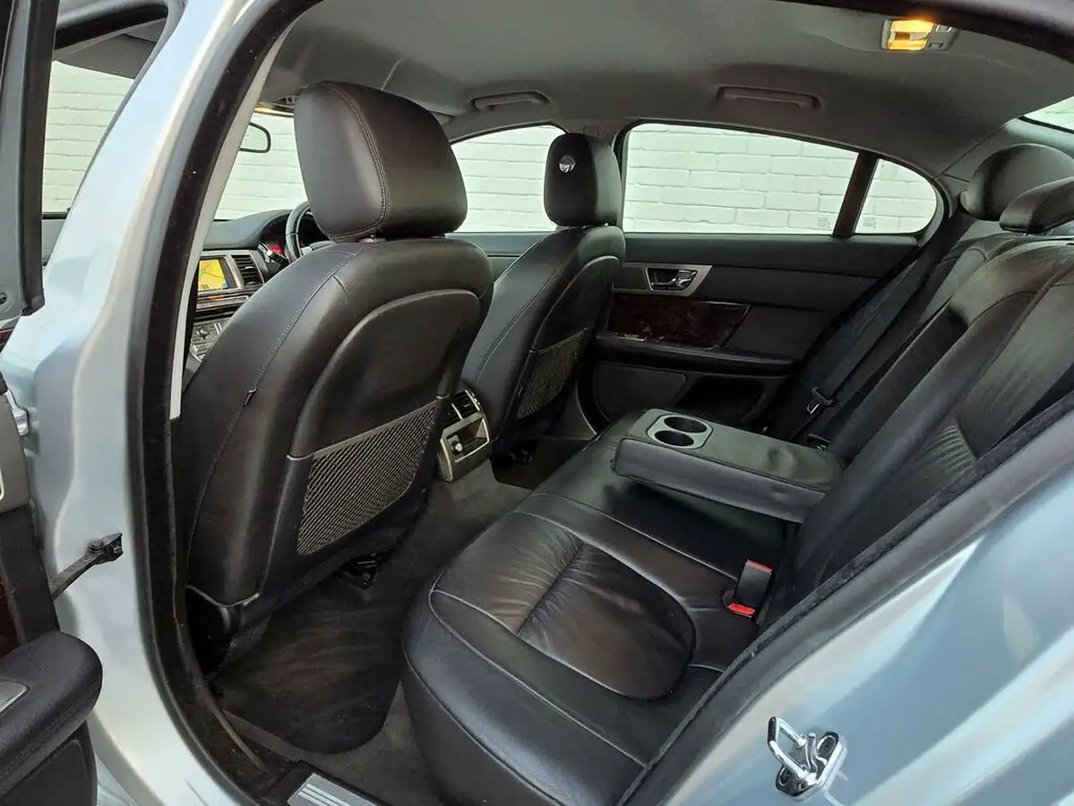 2010-jaguar-xf-30-luxury-big-19