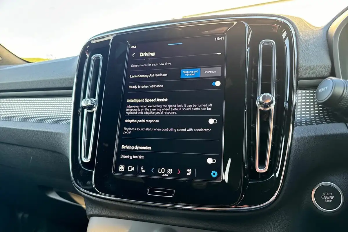 2024-volvo-xc40-20-b4-plus-big-25