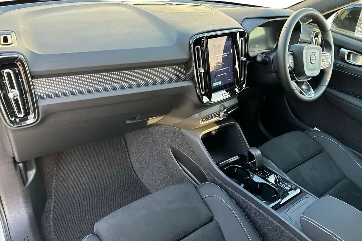 2024-volvo-xc40-20-b4-plus-big-1