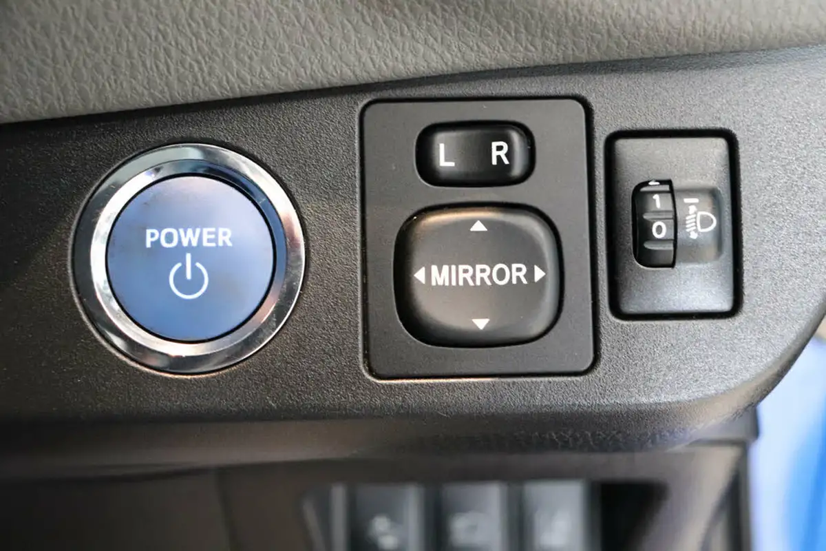 2017-toyota-yaris-15-vvt-i-icon-navi-hybrid-big-49