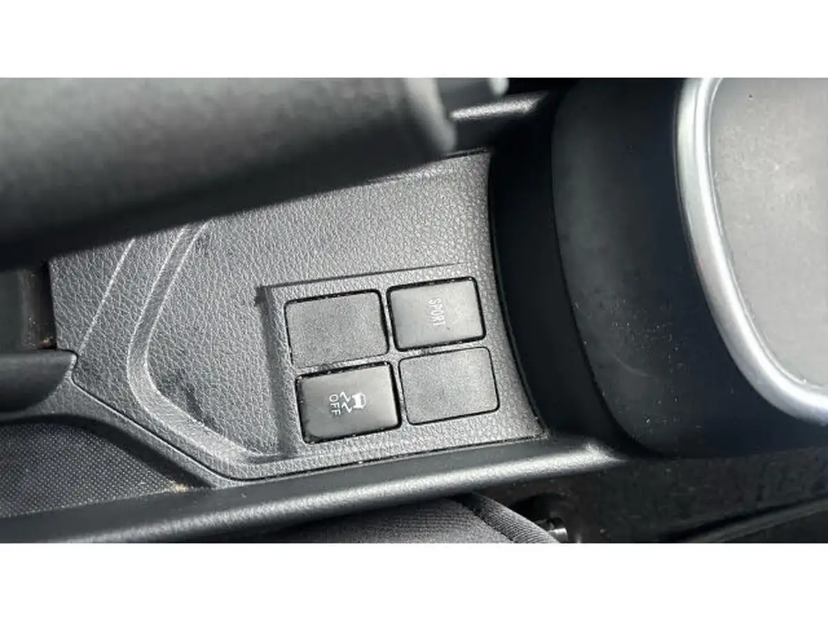 2019-toyota-yaris-15-vvt-i-icon-tech-111bhp-1496cc-cvt-big-29