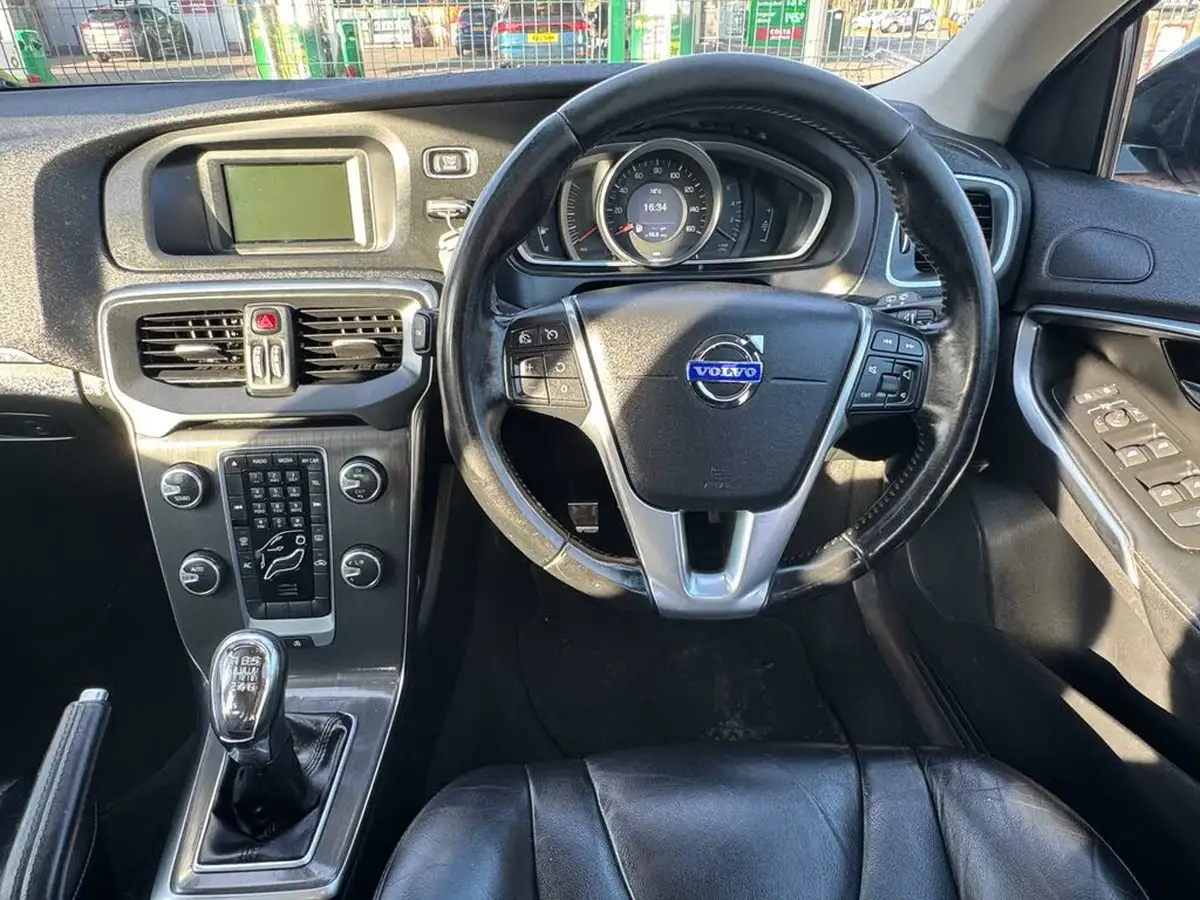 2013-volvo-v40-16td-d2-cross-country-lux-big-23