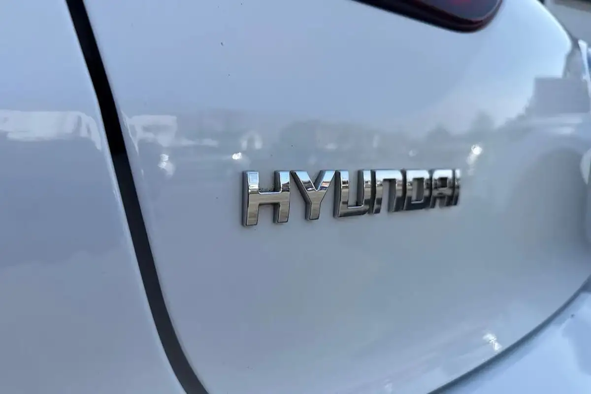 2017-hyundai-i20-12-premium-se-nav-big-39