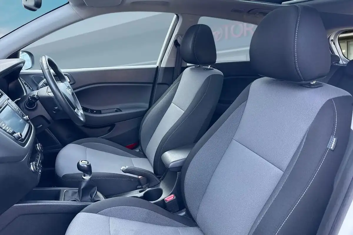 2017-hyundai-i20-12-premium-se-nav-big-15