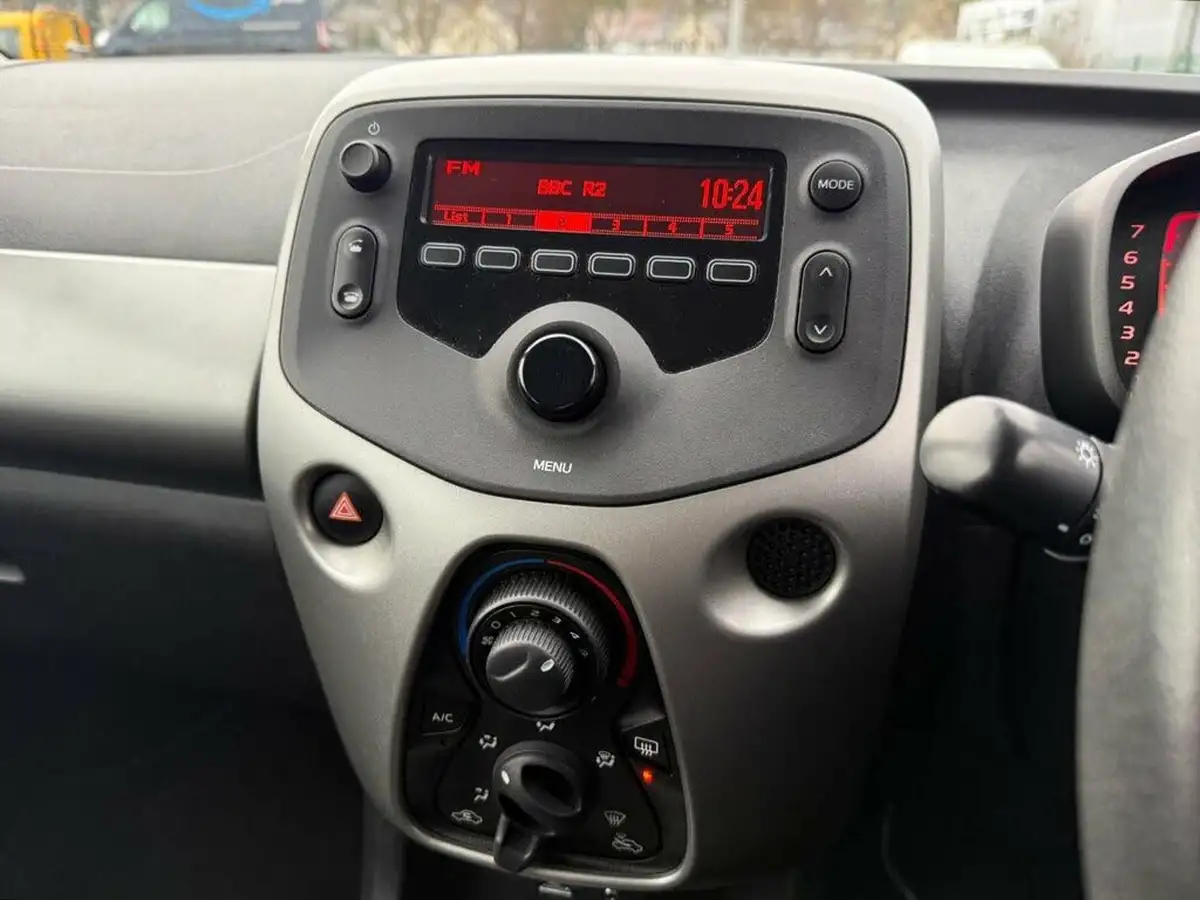 2015-toyota-aygo-10-vvt-i-x-play-3d-big-36