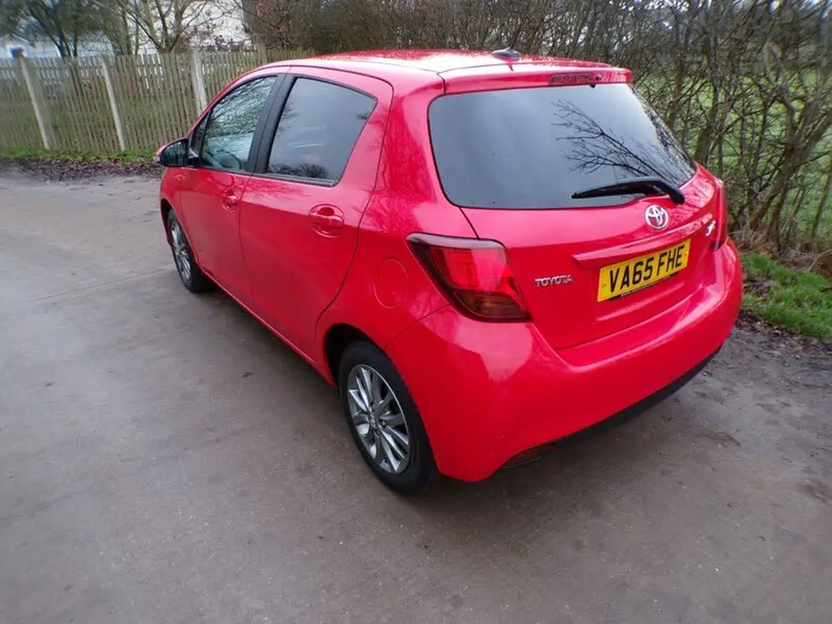 2016-toyota-yaris-133-icon-vvt-i-5d-big-6