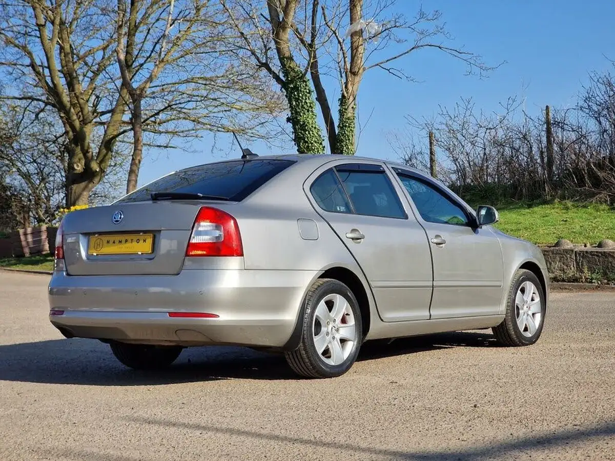2011-skoda-octavia-16td-elegance-105ps-hatchback-dsg-big-5