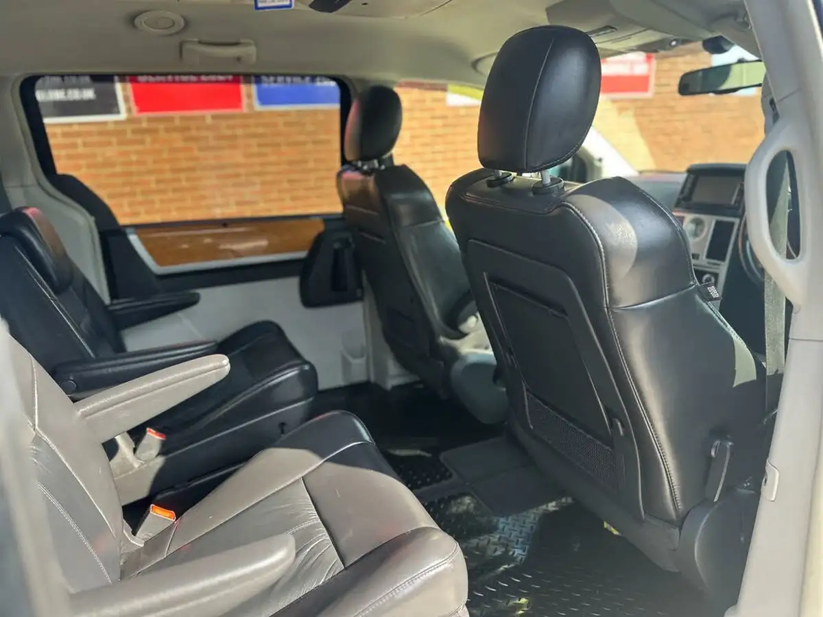 2009-chrysler-grand-voyager-28td-limited-big-24