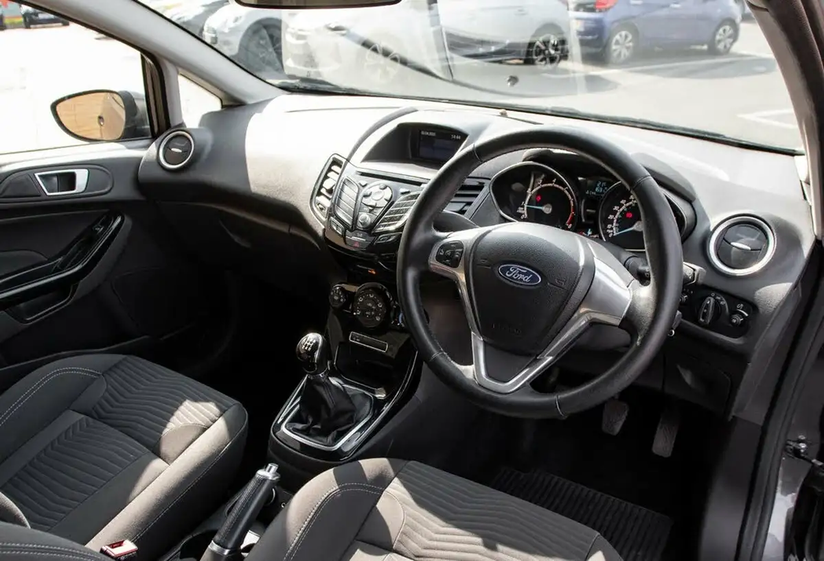 2016-ford-fiesta-10t-zetec-100ps-ecoboost-ss-3d-big-4