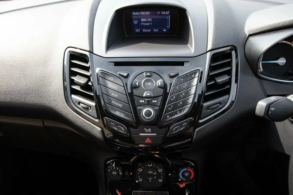 2016-ford-fiesta-10t-zetec-100ps-ecoboost-ss-3d-big-28