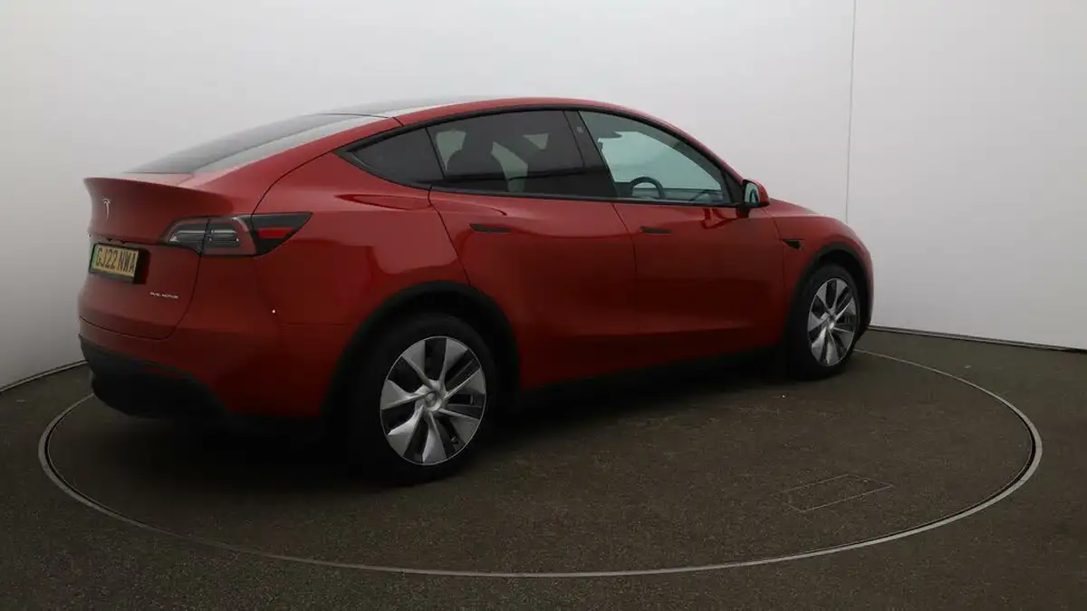 2022-tesla-model-y-e-long-range-big-45