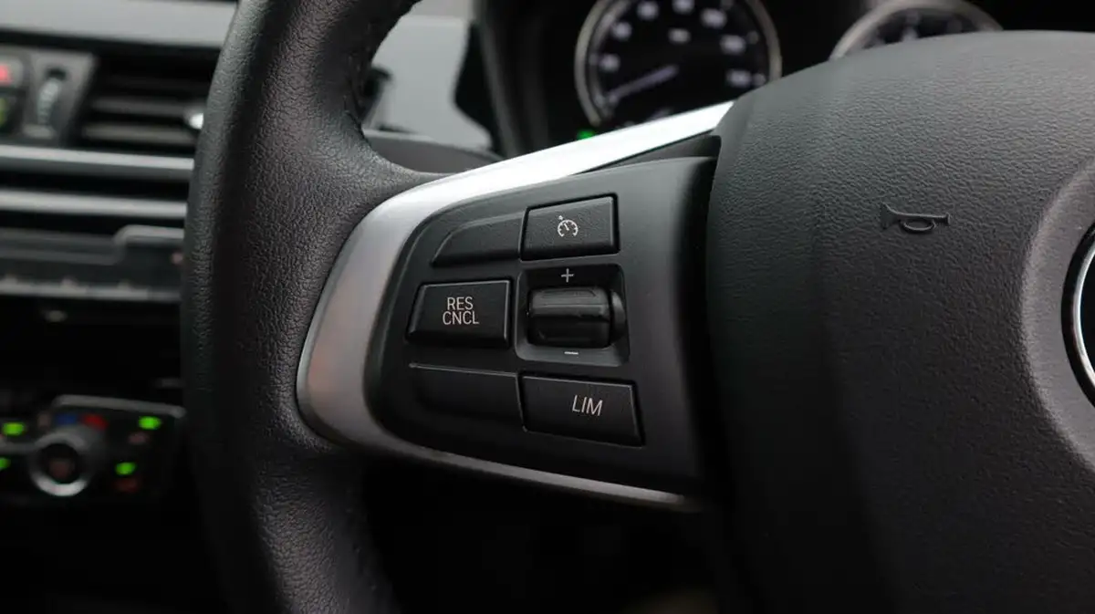 2020-bmw-x1-15-sdrive18i-xline-big-22