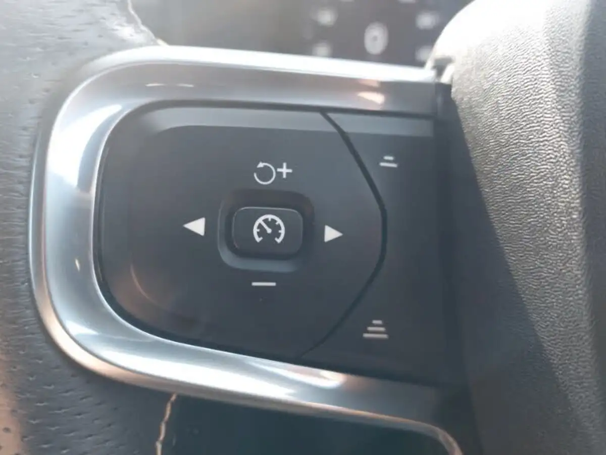 2021-volvo-xc40-15-t3-r-design-161bhp-big-11