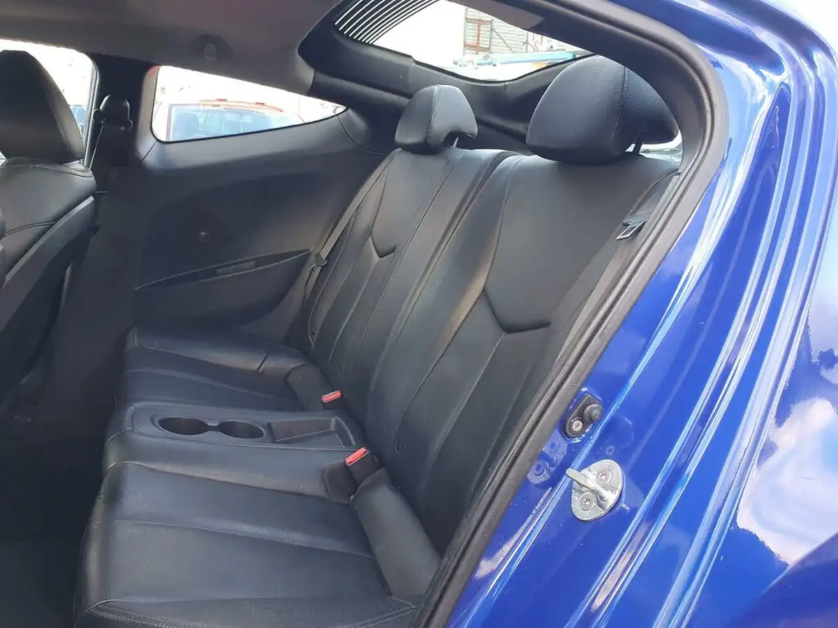 2012-hyundai-veloster-16-sport-media-pk-big-43