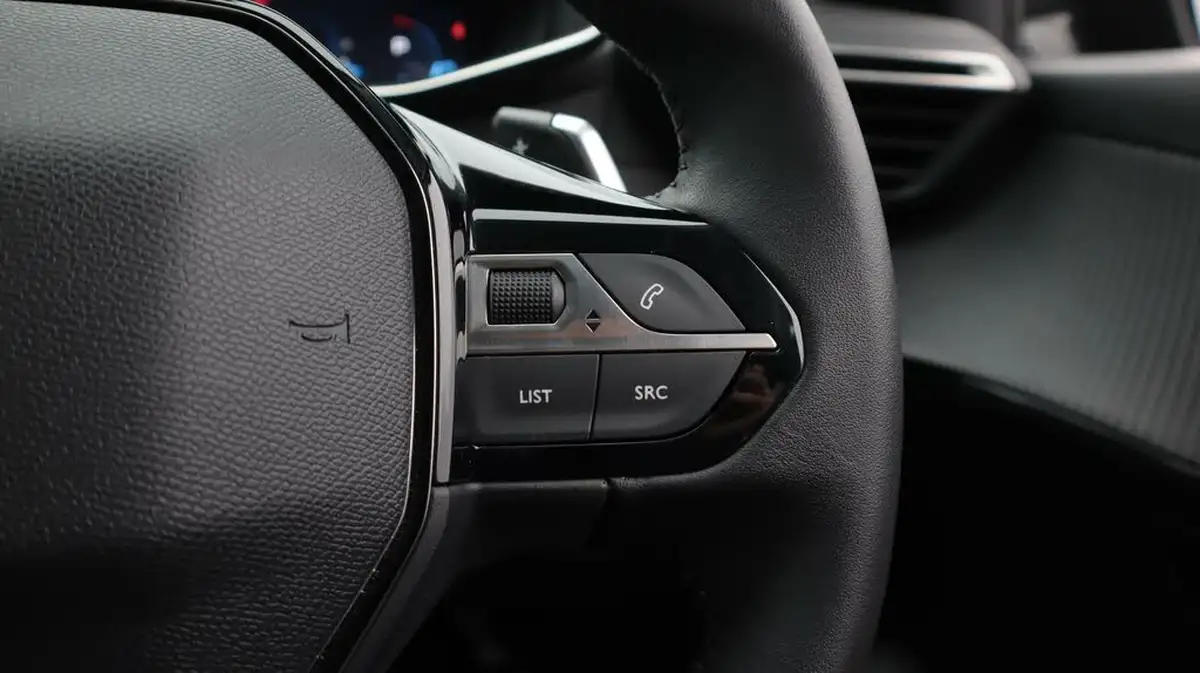 2023-peugeot-208-12-puretech-allure-premium-100ps-eat8-big-24