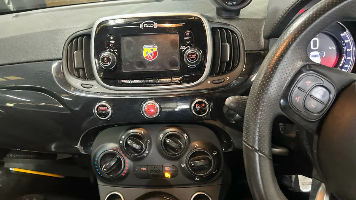 2016-abarth-595-14-tjet-big-8