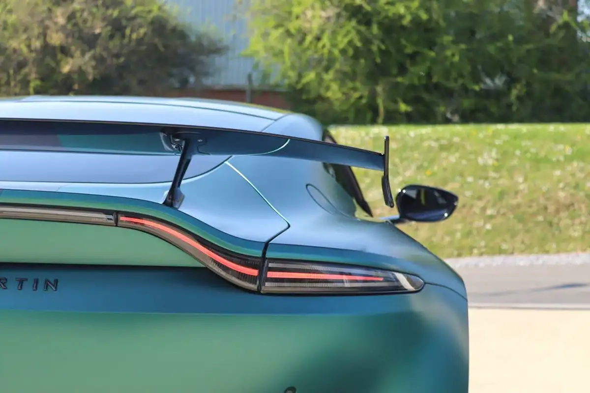 2022-aston-martin-vantage-big-21