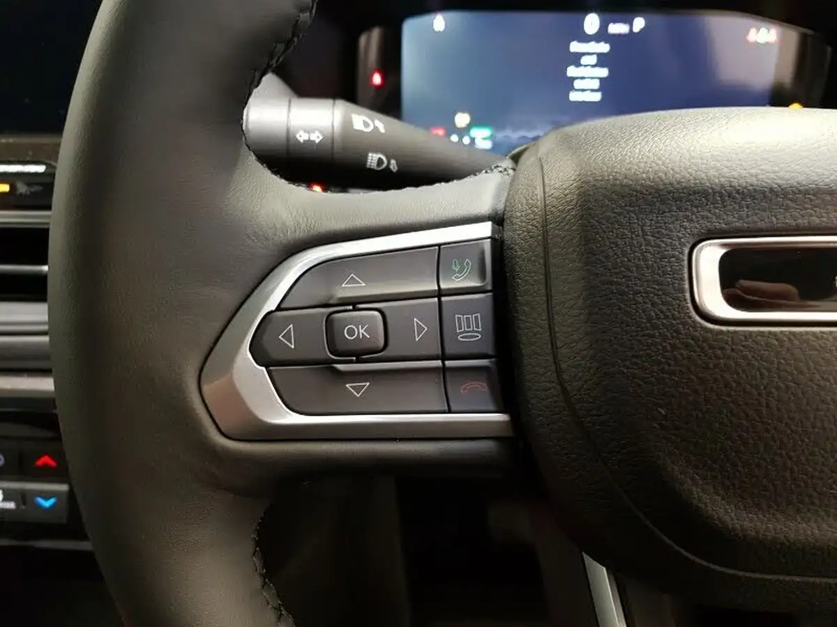2025-jeep-compass-15-altitude-big-12