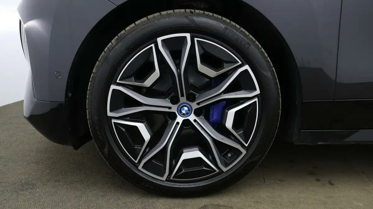 2022-bmw-ix-e-xdrive-50-m-sport-big-17