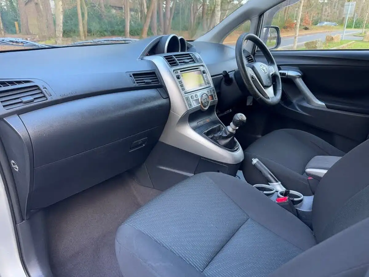 2012-toyota-verso-20td-tr-big-18
