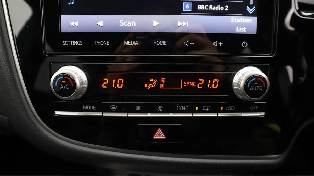 2020-mitsubishi-outlander-24-dynamic-phev-big-12