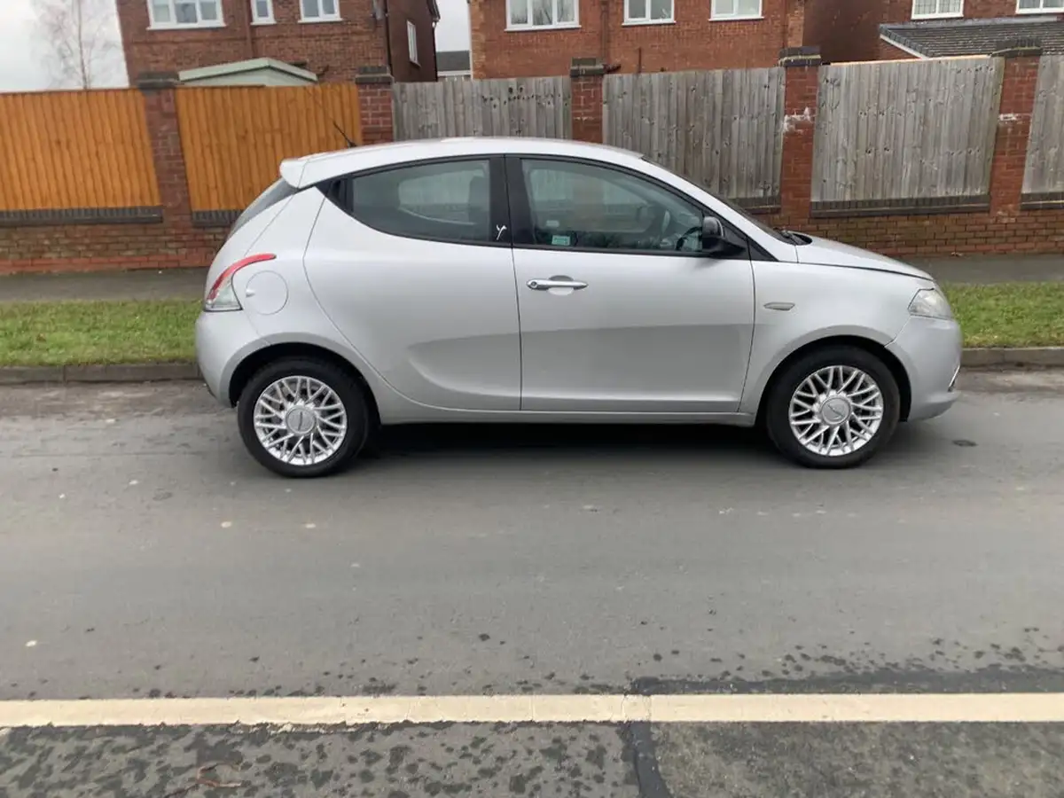 2014-chrysler-ypsilon-12-se-big-6