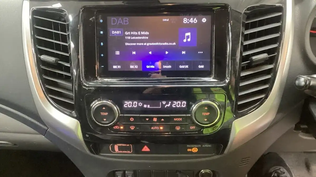 2015-mitsubishi-l200-24di-d-barbarian-auto-big-10
