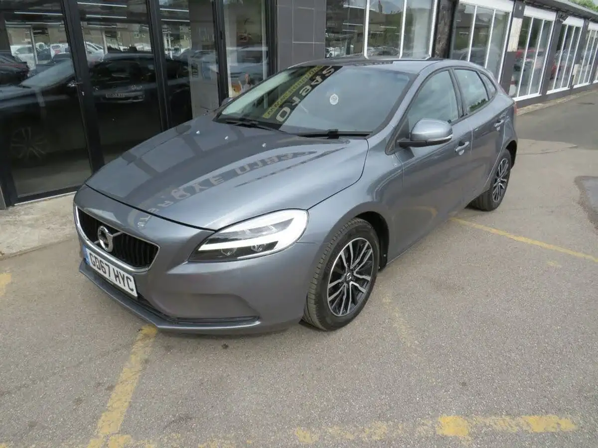 2018-volvo-v40-20-t2-momentum-big-14