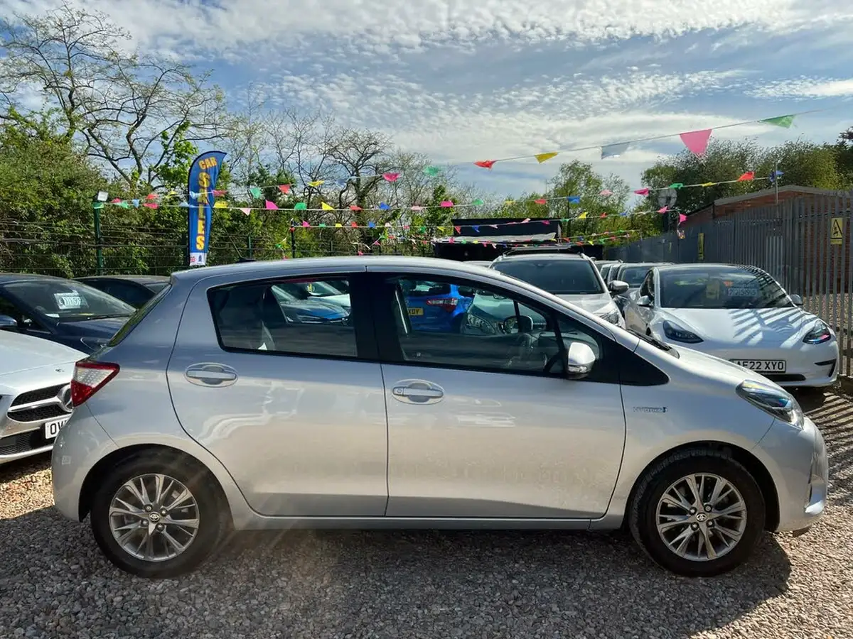 2018-toyota-yaris-15-vvt-i-icon-hybrid-big-8