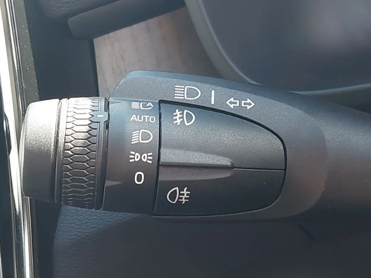 2024-volvo-xc40-20-b3-ultra-bright-big-16