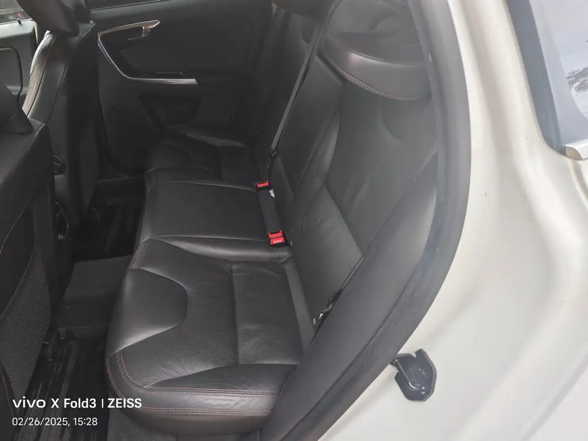 2012-volvo-xc60-big-15
