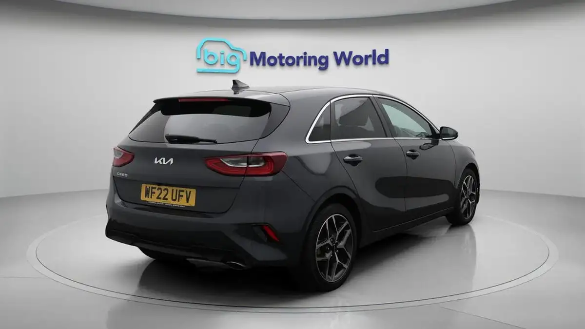 2022-kia-ceed-15-t-gdi-3-hatchback-big-7