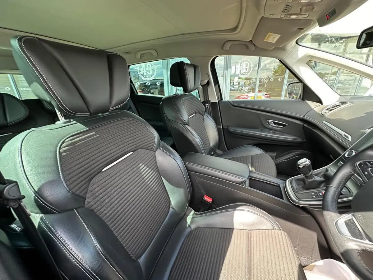 2018-renault-grand-scenic-13-tce-signature-big-2