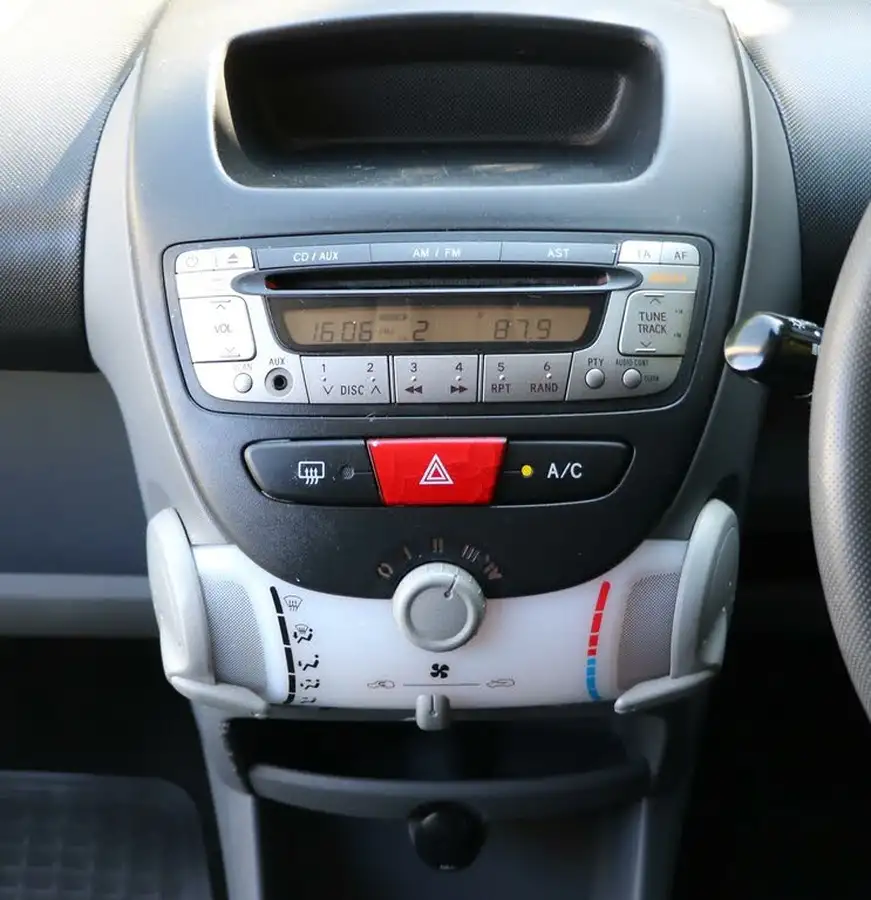 2008-peugeot-107-10-urban-5d-2-tronic-big-20
