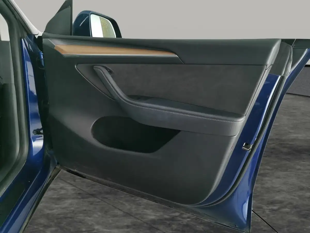 2022-tesla-model-y-e-long-range-big-35