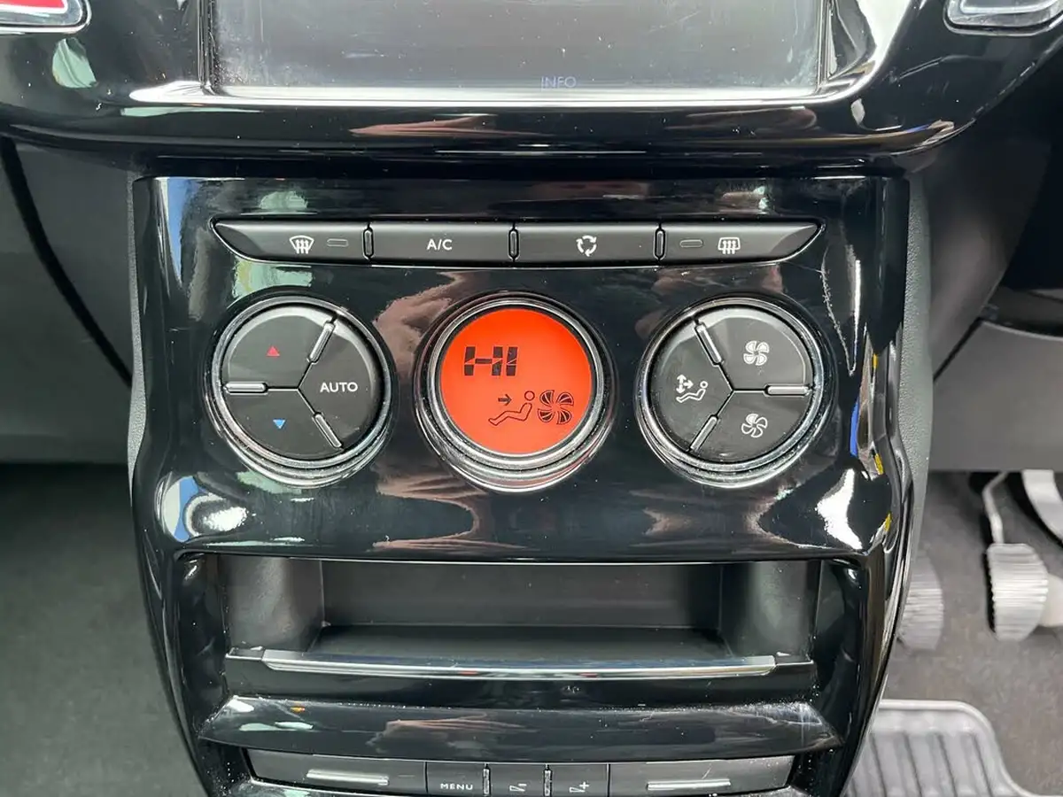 2016-citroen-c3-12-puretech-platinum-big-30