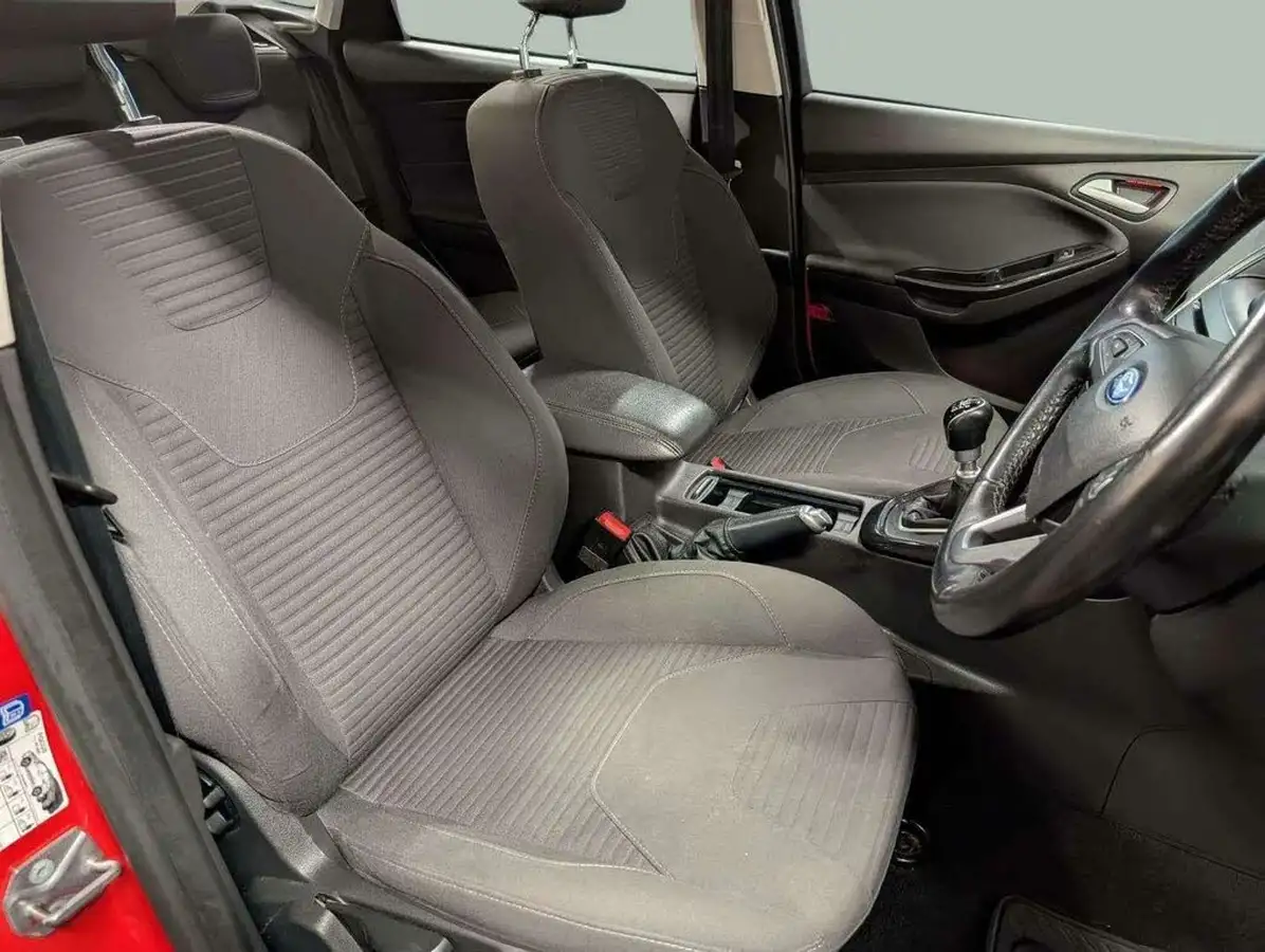 2015-ford-focus-10-titanium-t-125ps-hatchback-big-21