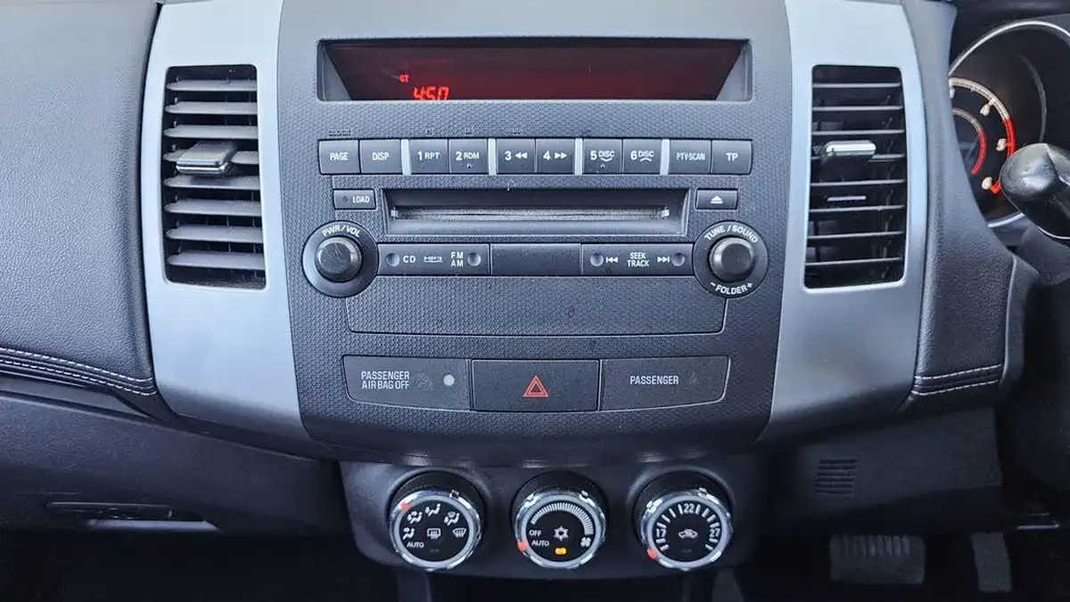 2013-mitsubishi-outlander-22td-gx3-big-23