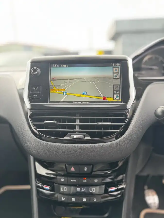 2014-peugeot-208-16e-hdi-roland-garros-big-16