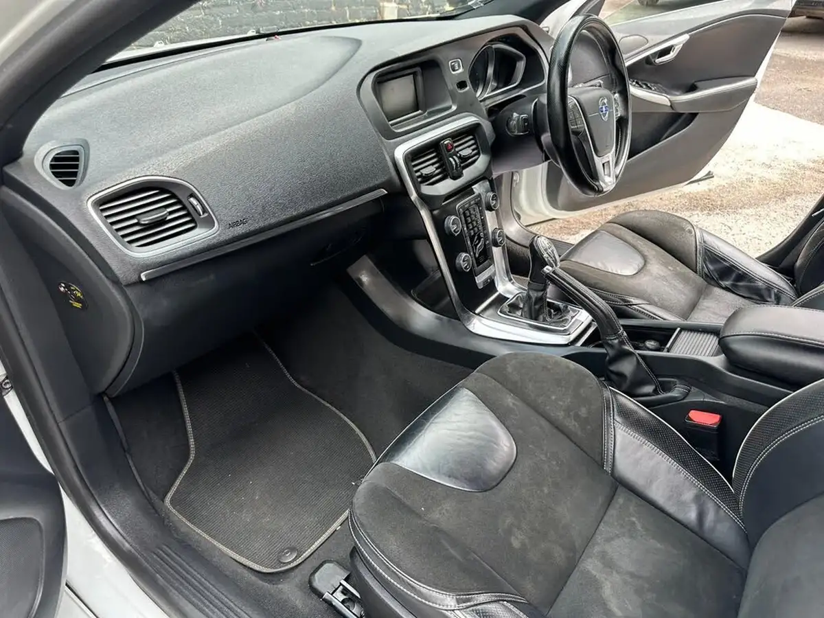 2013-volvo-v40-20td-d4-r-design-big-24