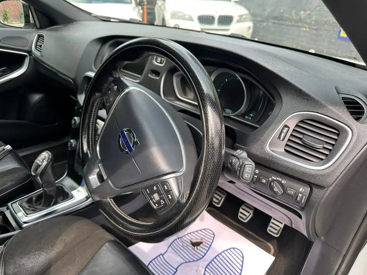 2013-volvo-v40-20td-d4-r-design-big-20