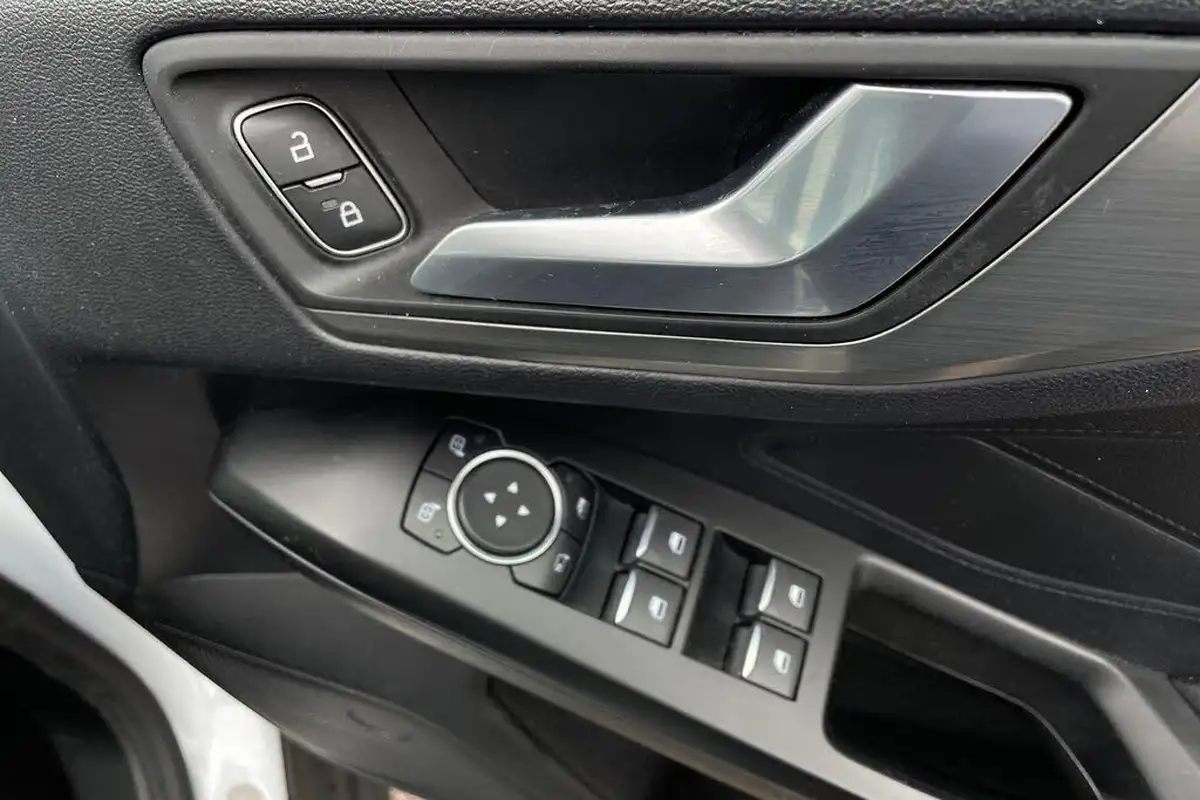 2019-ford-focus-15t-titanium-hatchback-big-17