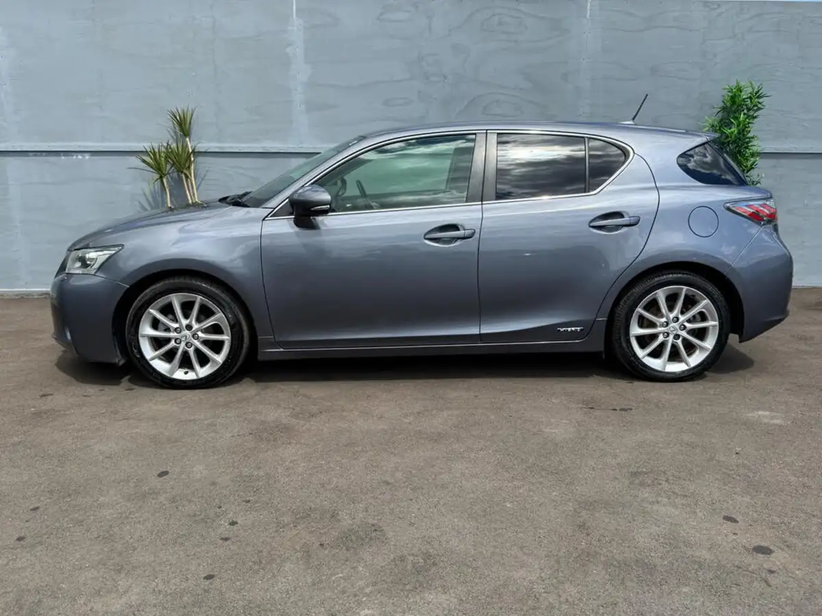 2013-lexus-ct-200h-18-premier-big-6